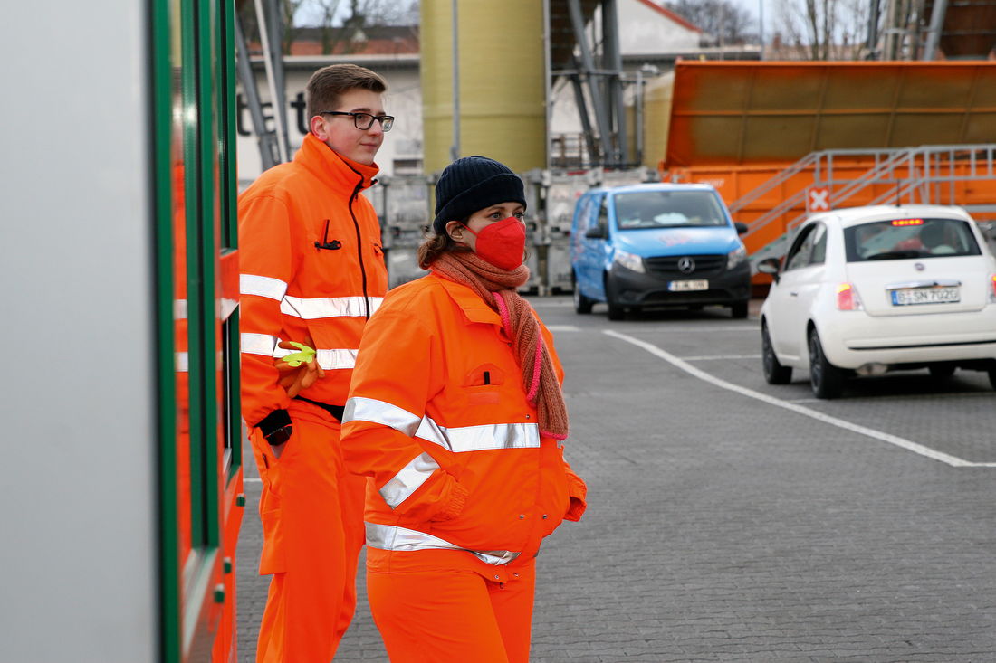 Initiative #wirbrauchenDich: Kolleg:innen aus der Verwaltung sprangen bei der Müllabfuhr und auf den Recyclinghöfen ein. © BSR