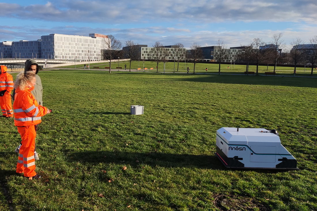 Parkausflug mit Roboter: In Zukunft könnte er zum Beispiel auf Rasenflächen Kronkorken einsammeln. © BSR