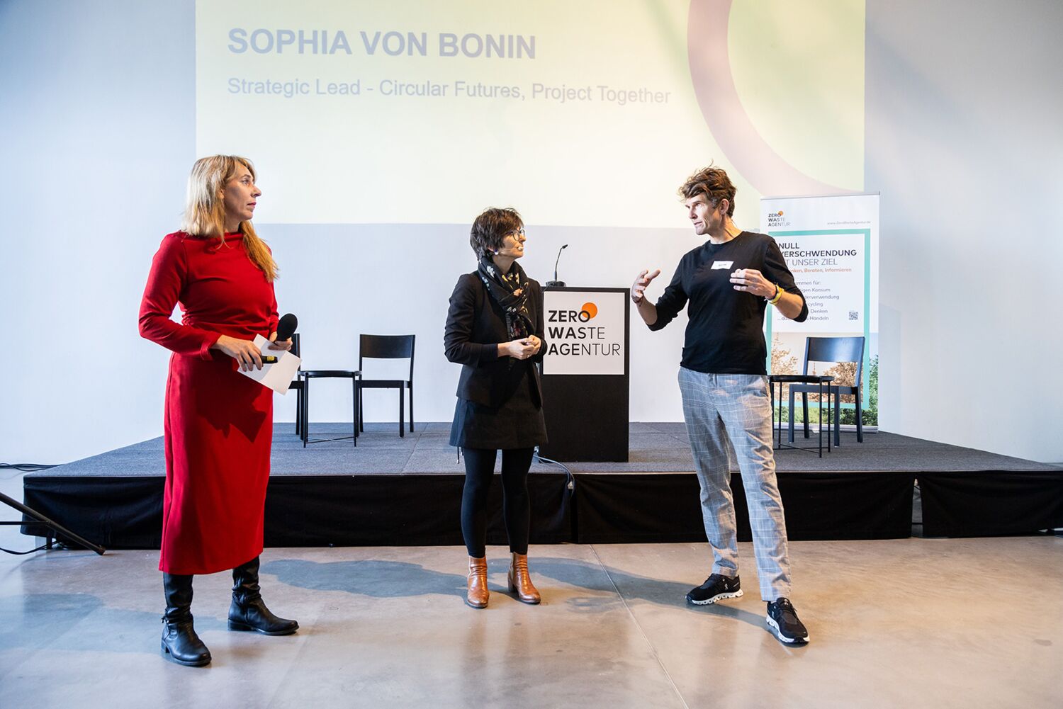 Meike Al-Habash (Zero-Waste-Agentur), Sophia von Bonin   (ProjectTogether) und Harald Friedl (CEO Green Leadership) auf der ersten Multi-Stakeholder-Konferenz der Zero-Waste-Agentur © Amin Akthar