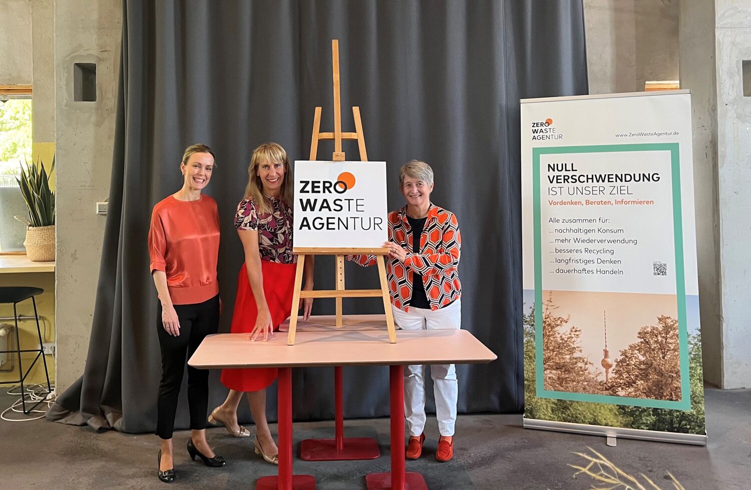 Die damalige Umweltsenatorin Manja Schreiner, Leiterin der Zero-Waste-Agentur Meike Al-Habash und BSR-Vorstandsvorsitzende Stephanie Otto eröffnen am 18. Juli 2023 die Zero-Waste-Agentur. © BSR