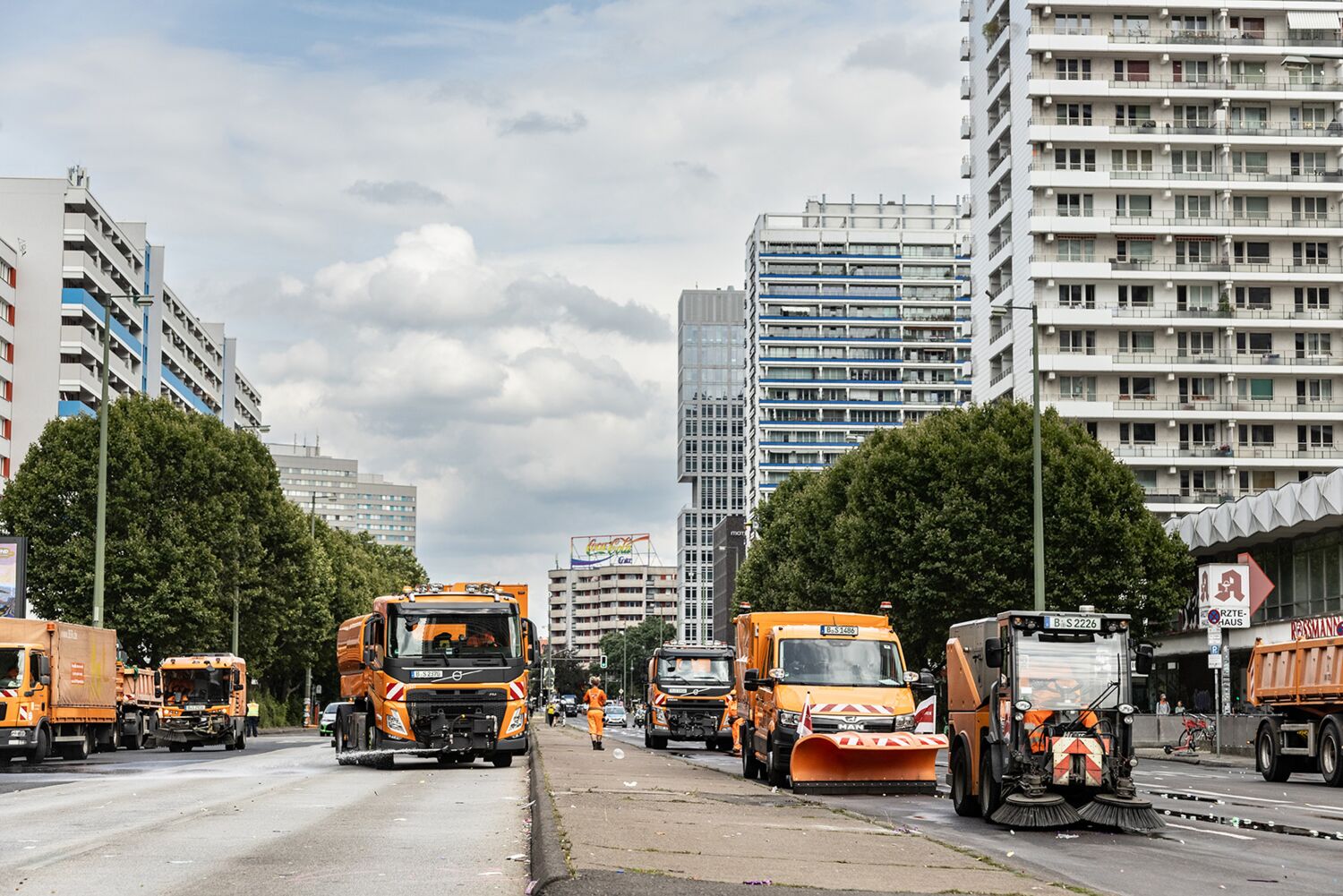 Saubere Leistung: In vier Schichten sammeln rund 140 Einsatzkräfte mit 69 Fahrzeugen 316 Kubikmeter Abfall. © BSR Amin Akhtar