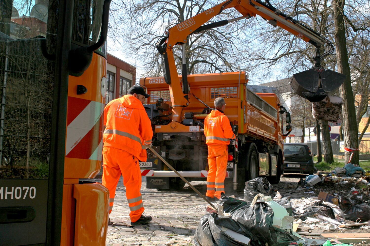 Alle Hände voll zu tun: Reinigungskräfte der BSR beseitigen illegal abgelegten Müll in ganz Berlin. © BSR