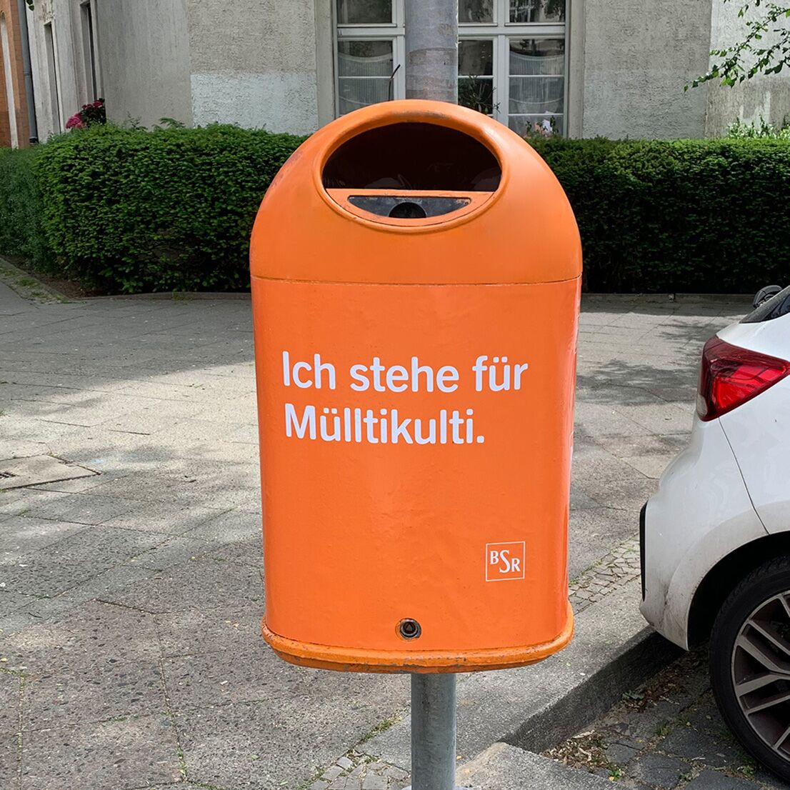 Humorvolles Statement für Toleranz und Vielfalt an der Salzburger Straße – kaum zu übersehen für alle, die ihre Stadt sauber halten wollen. © BSR