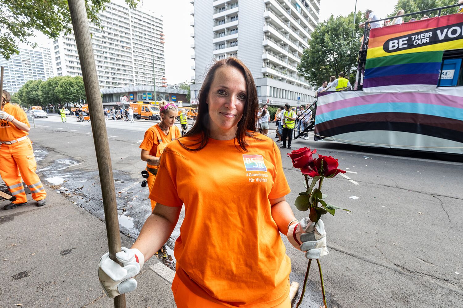 Flagge zeigen für Diversity, Respekt und Zusammenhalt: Die Mitarbeiter:innen der BSR tragen T-Shirts mit dem Aufdruck „GemeinsamFürVielfalt“. © BSR / Amin Akhtar