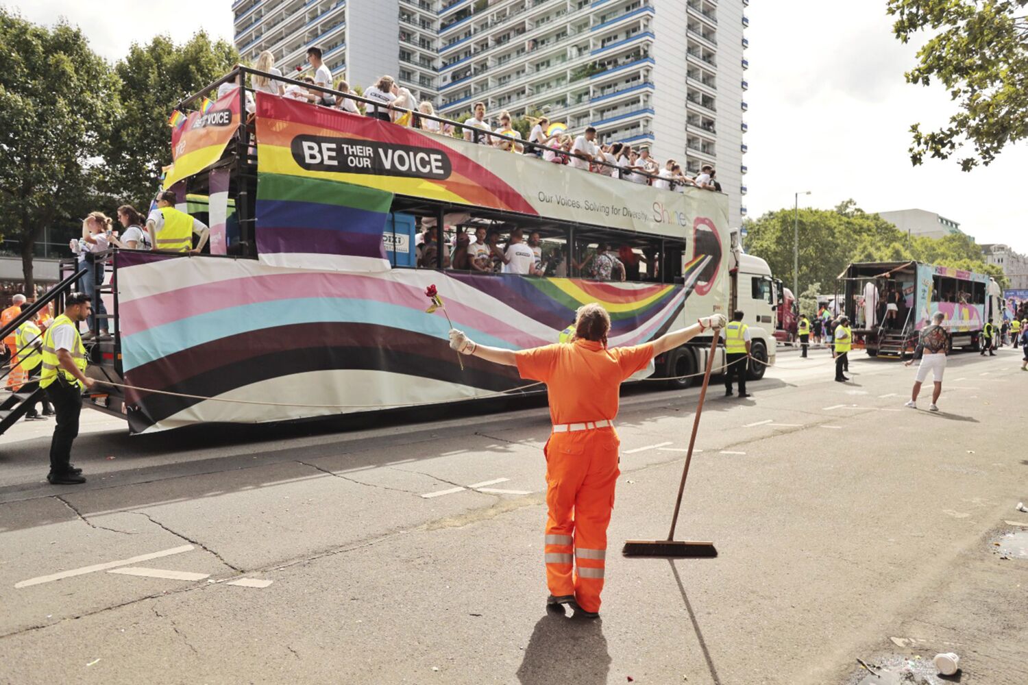 So bunt wie Berlin: Unser #TeamOrange erledigt auch 2023 den „Partyputz“ beim Christopher Street Day (CSD). © BSR / Amin Akhtar