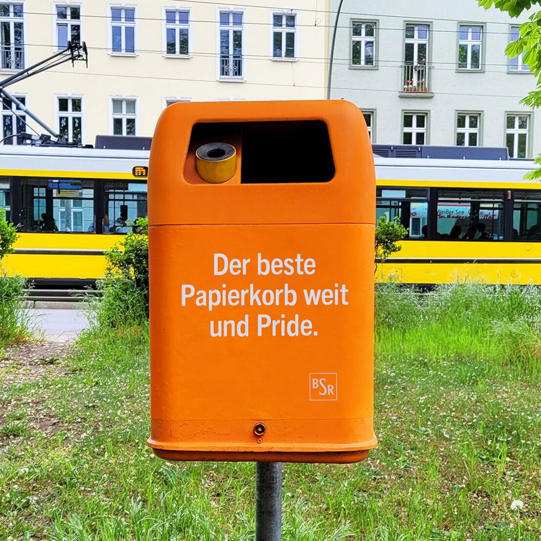 Haltung zeigen mit kreativen Wortspielen: Die orangefarbenen Abfalleimer der BSR sind ein echter Hingucker. © BSR