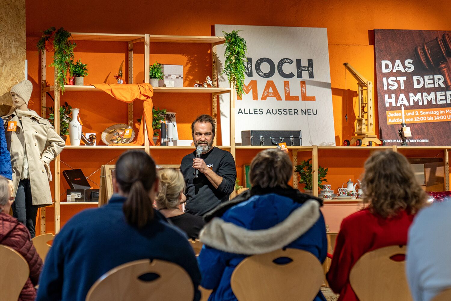 Alte Schätze und echte Schnäppchen: Jeden ersten Samstag im Monat kommen bei der Auktion in der NochMall besondere Einzelstücke unter den Hammer. © NochMall