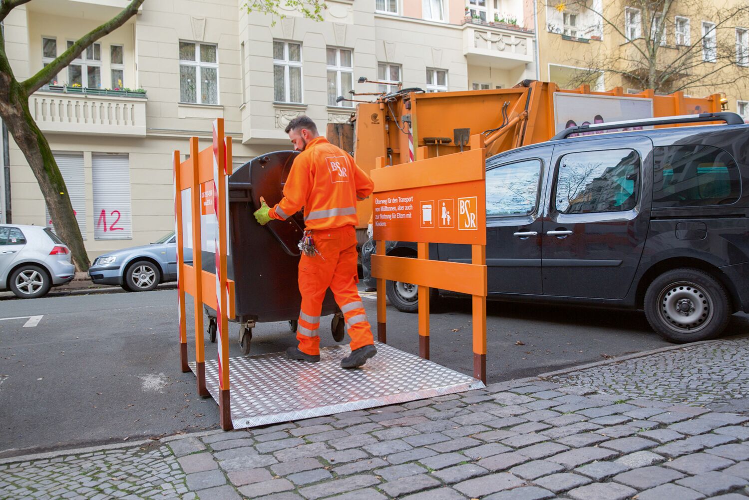 Entlastung für die Müllwerker:innen: Transportüberwege erleichtern die Beförderung der schweren Abfalltonnen zum Sammelfahrzeug. © BSR