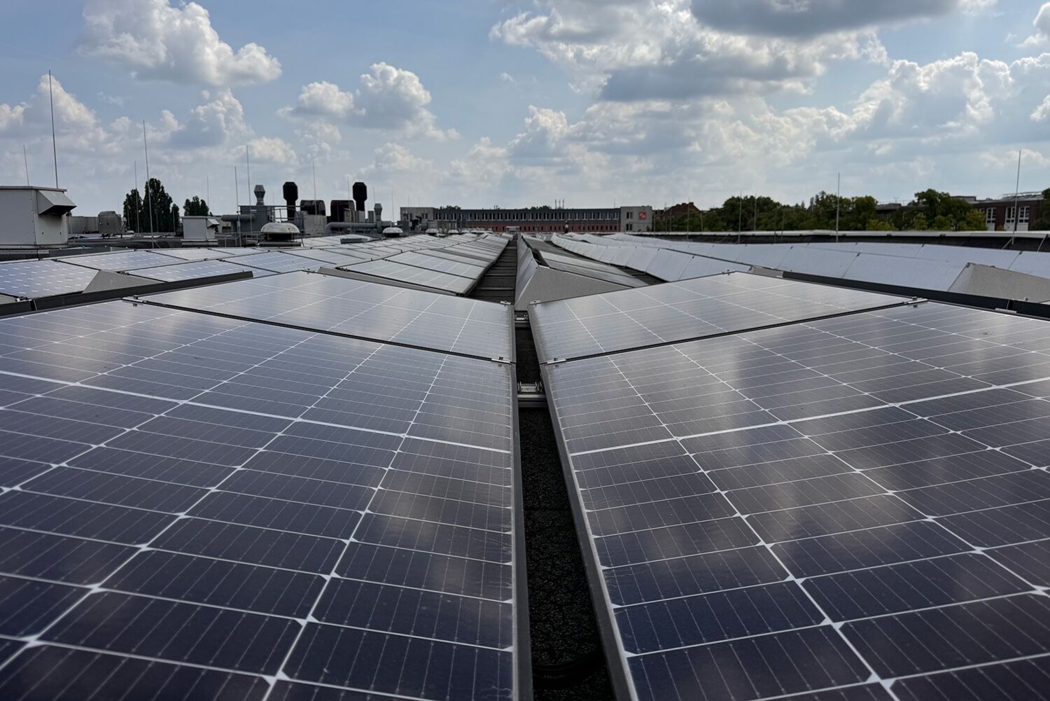 Auf dem Recyclinghof in der Gradestraße ist die gesamte Dachfläche des Lagers mit einer 100 kWp PV-Anlage ausgestattet.