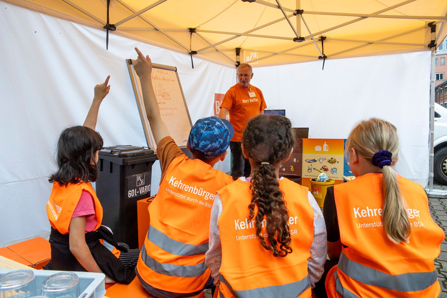 Kleine Kehrenbürger:innen machen begeistert mit in unserem Outdoor-Klassenzimmer. © BSR