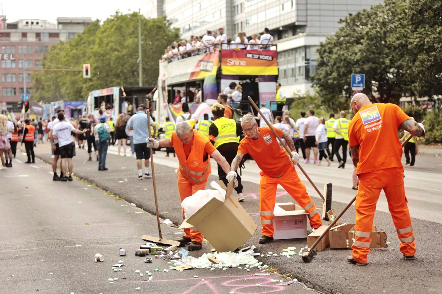 Direkt hinter dem Zug räumen die Reinigungsteams auf, damit die Straßen so schnell wie möglich wieder freigegeben werden können. So bunt wie Berlin: Unser #TeamOrange erledigt auch 2023 den „Partyputz“ beim Christopher Street Day (CSD). © BSR / Amin Akhta