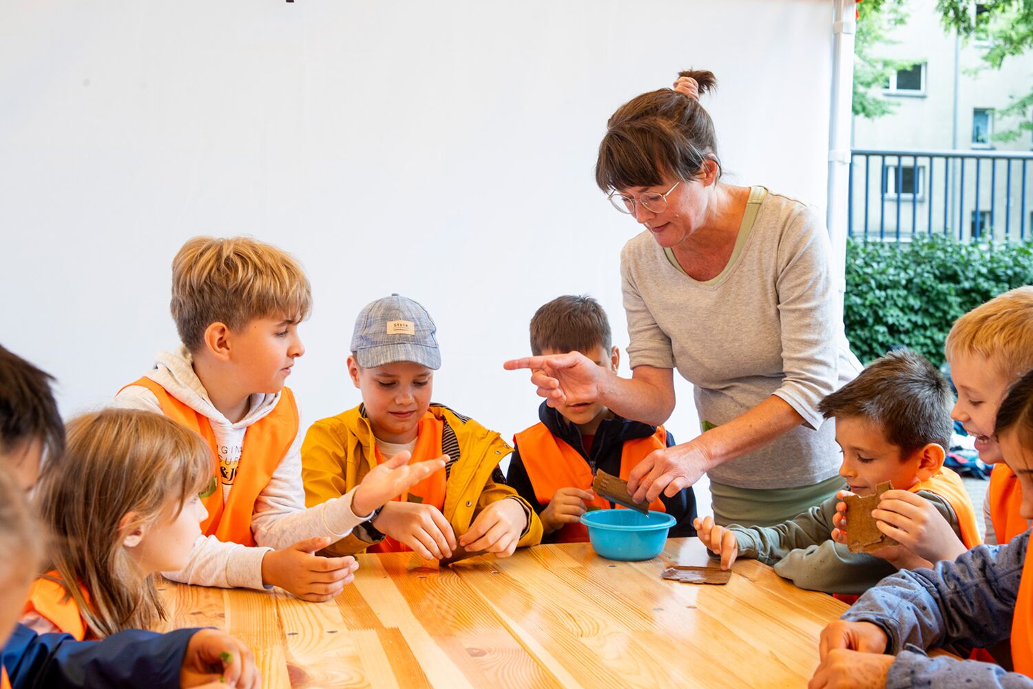 Grundschulkinder lernen auf spielerische Weise, wie wichtig die Themen Nachhaltigkeit, Umweltschutz und ein verantwortungsvoller Umgang mit Ressourcen sind. © BSR