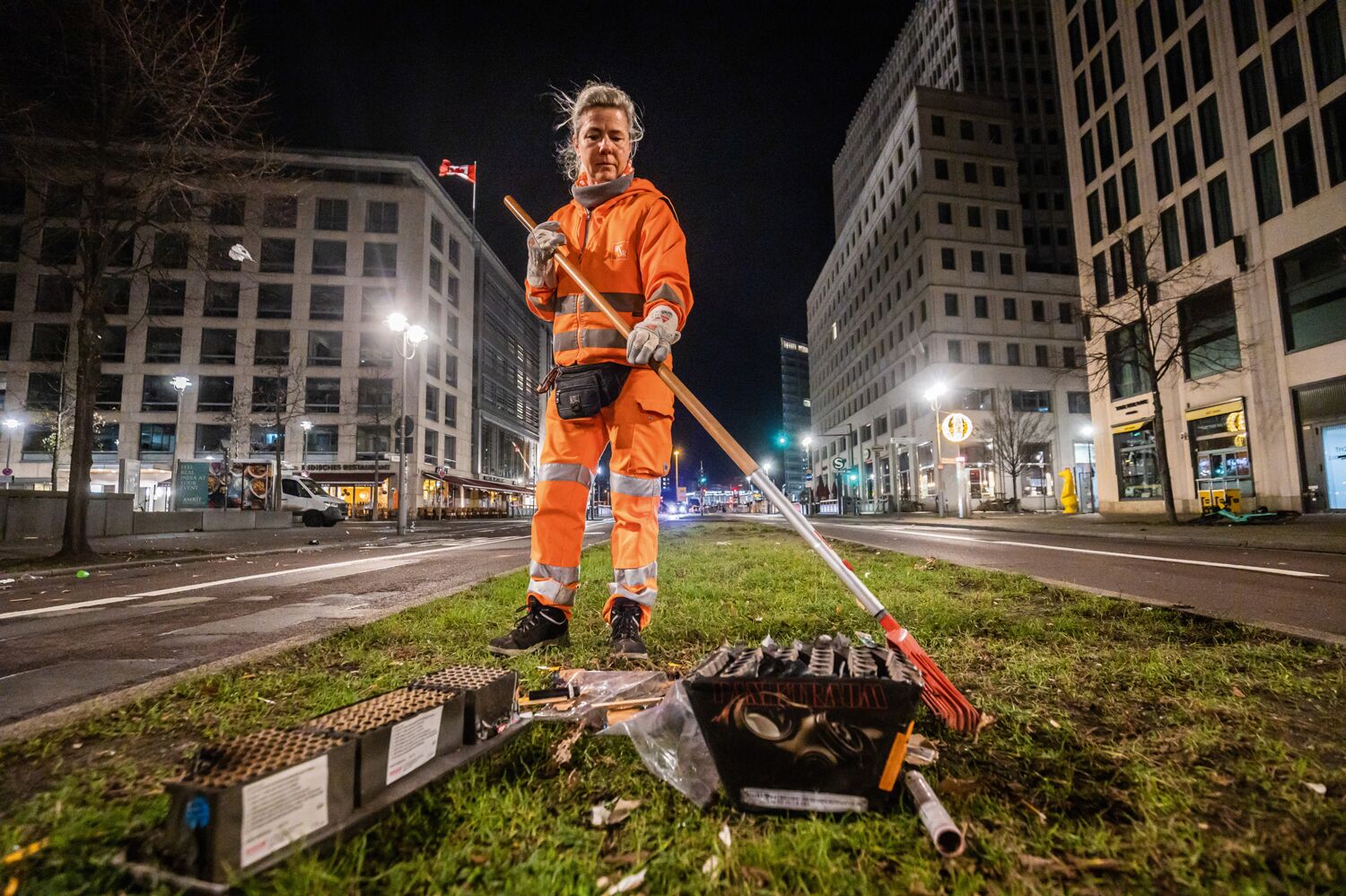 BSR-Einsatzkraft beim Neujahrsputz in Berlin. © BSR, Amin Akhtar