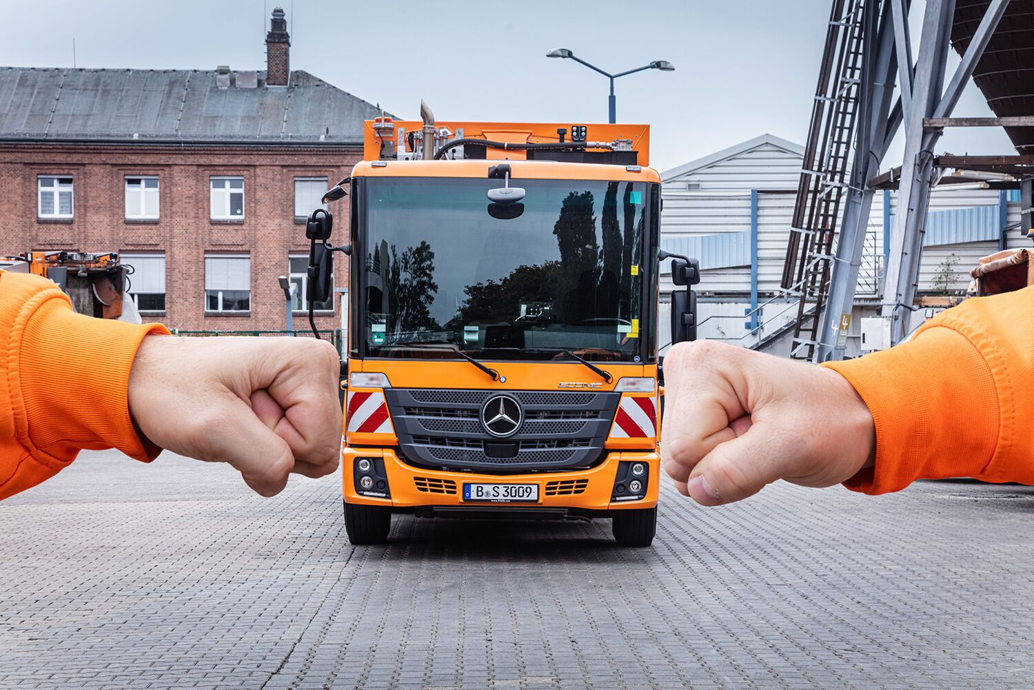 Weniger Stau, weniger Stress für die Fahrer:innen: Mit schmaleren Abfallsammelfahrzeugen kommen sie besser voran. © Amin Akhtar