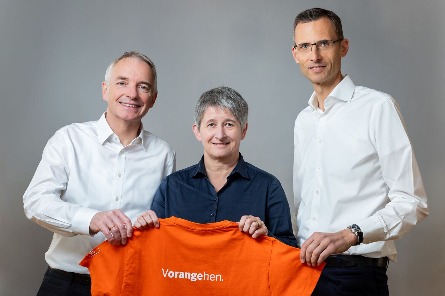 Passt für alle Beschäftigten der BSR-Gruppe: Vorstandsvorsitzende Stephanie Otto (Mi.), Personalvorstand Martin Urban (li.) und Dr. Christoph Vielhaber, Vorstand Digitales und Finanzen, präsentieren das neue Motto. © BSR