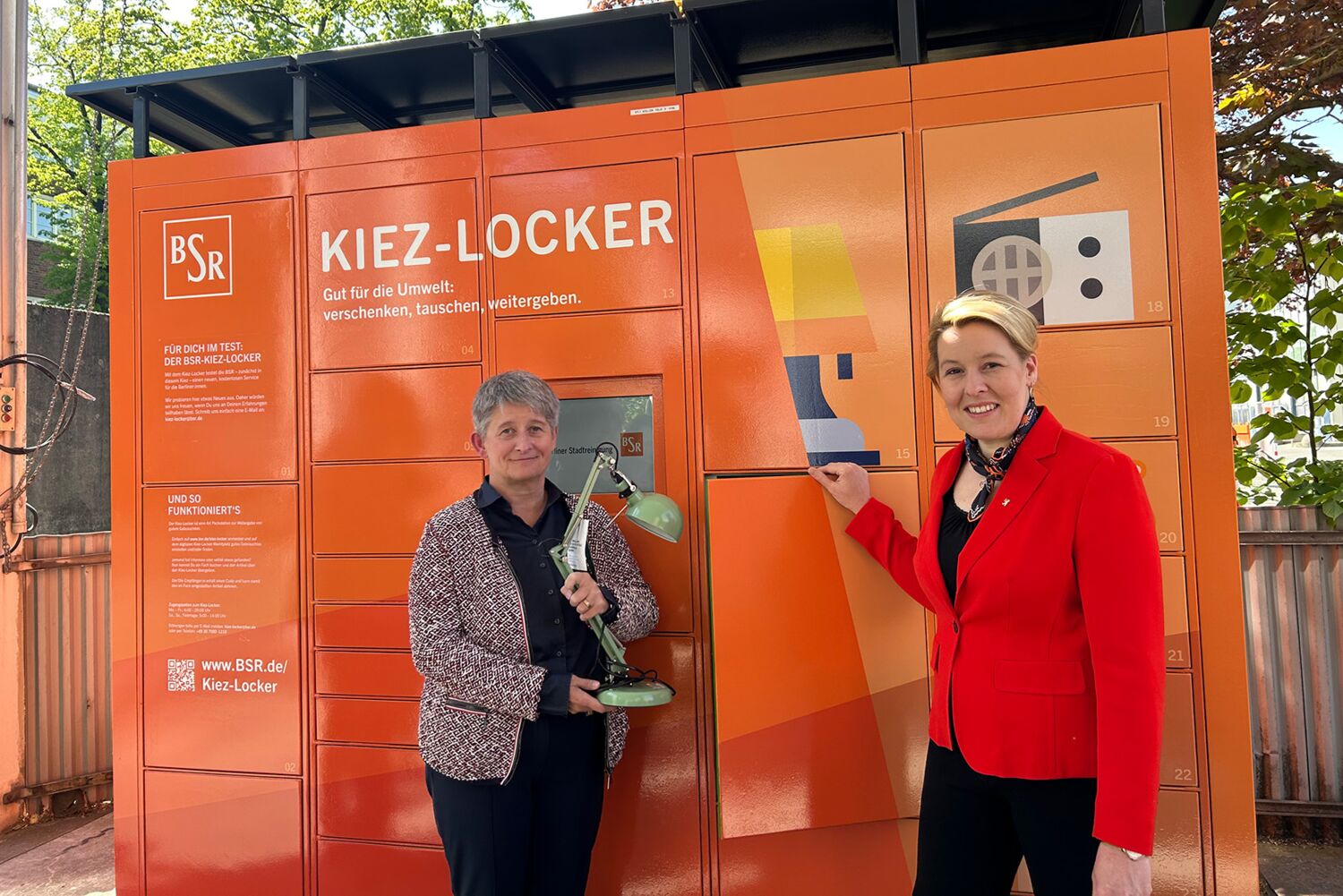 Besuch von Franziska Giffey zum Amtsantritt als Aufsichtsratsvorsitzende der BSR – hier gemeinsam mit Stephanie Otto am Kiez-Locker in der Ringbahnstraße. © BSR