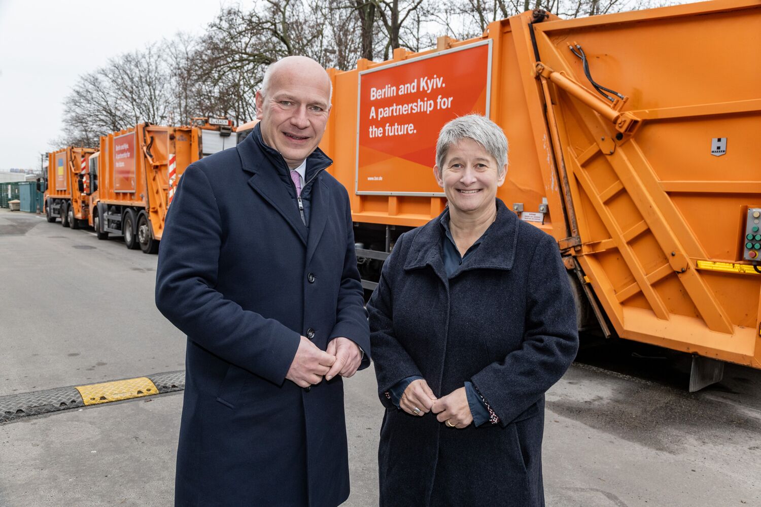 Partnerschaftliches Engagement: Berlins Regierender Bürgermeister Kai Wegner und die BSR-Vorstandsvorsitzende Stephanie Otto schicken drei Abfallsammelfahrzeuge nach Kyiv. © BSR