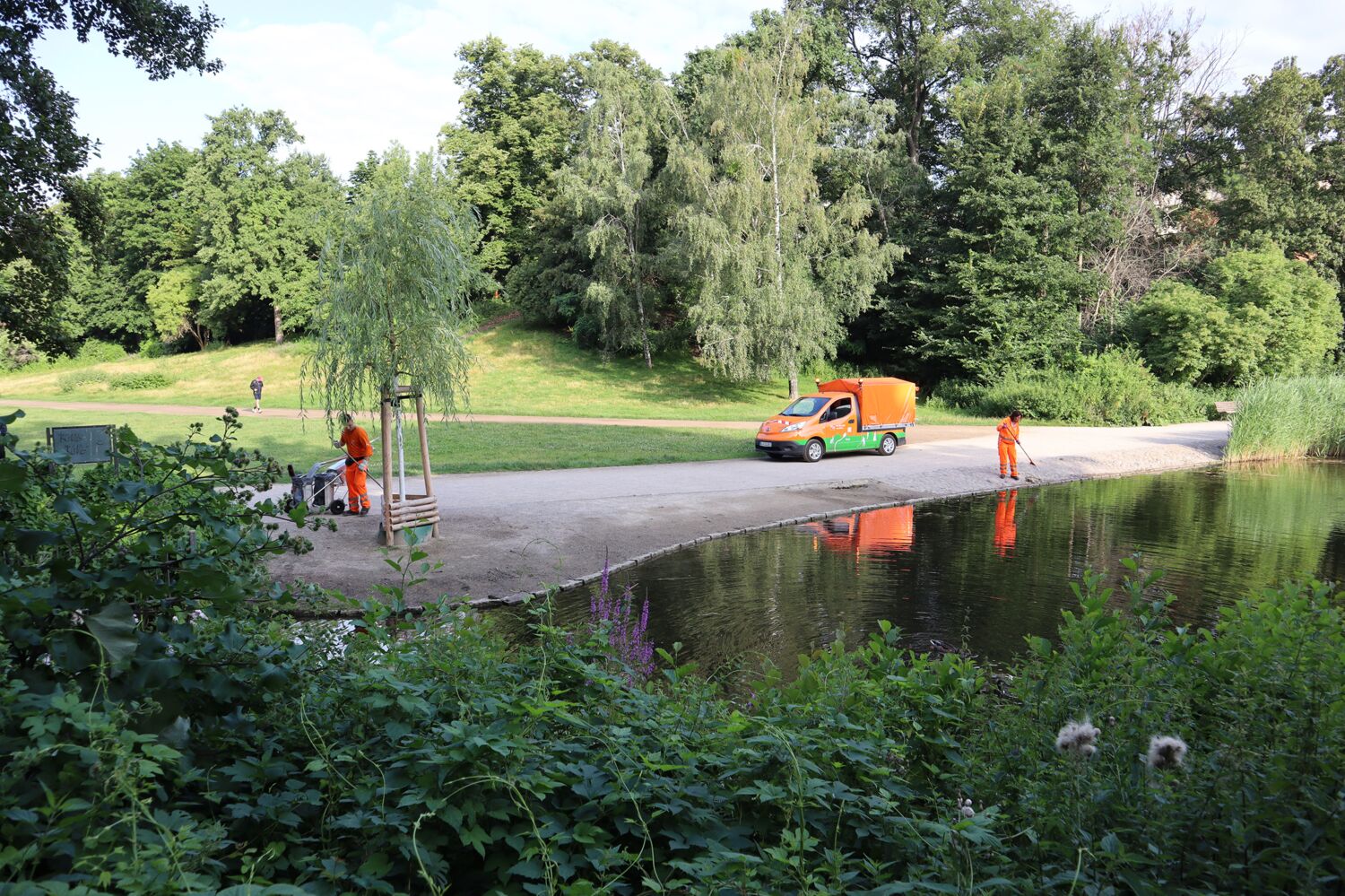 Grünflächenreiniger:innen bei der Arbeit. © BSR