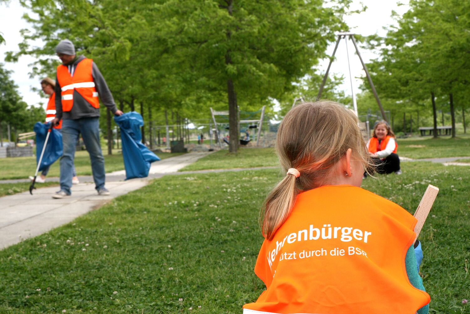 Kehrenbürger:innen in Aktion: Die freiwillige Aufräumaktion wird von der BSR unterstützt. © BSR / Amin Akhtar