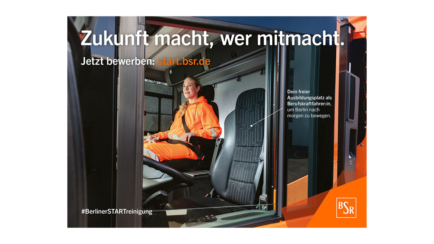 Eine junge Frau in orangefarbener Arbeitskleidung sitzt auf dem Beifahrersitz eines Müllwagens. Das Bild bewirbt eine Berufskraftfahrer-Ausbildung bei der BSR mit dem Slogan „Zukunft macht, wer mitmacht. Jetzt bewerben: start.bsr.de“.