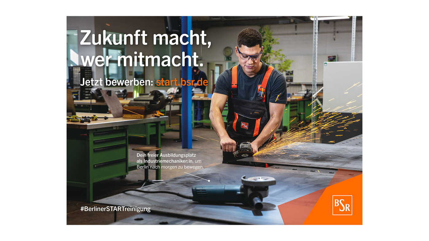 Ein junger Mann mit Schutzbrille steht an einer Werkbank. Er bearbeitet mit einem Winkelschleifer Metall. Man sieht Funken fliegen. „Das Bild bewirbt eine Industriemechaniker-Ausbildung bei der BSR mit dem Slogan „Zukunft macht, wer mitmacht. Jetzt bewerben: start.bsr.de“.