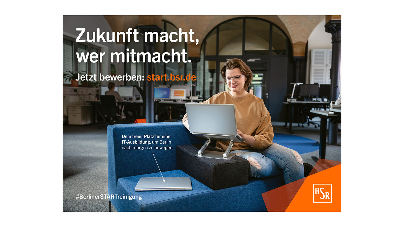 Ein junge Frau sitzt lächelnd auf einem Sofa und arbeitet am Laptop. Das Bild bewirbt eine IT-Ausbildung bei der BSR mit dem Slogan „Zukunft macht, wer mitmacht. Jetzt bewerben: start.bsr.de“.