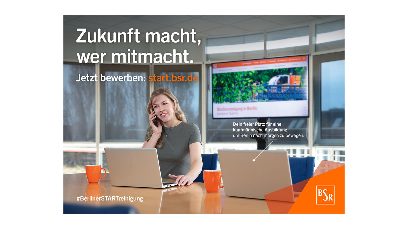 Eine junge Frau steht telefonierend vor einem Laptop in einem modernen Büro. Das Bild bewirbt eine kaufmännische Ausbildung bei der BSR mit dem Slogan „Zukunft macht, wer mitmacht. Jetzt bewerben: start.bsr.de“.