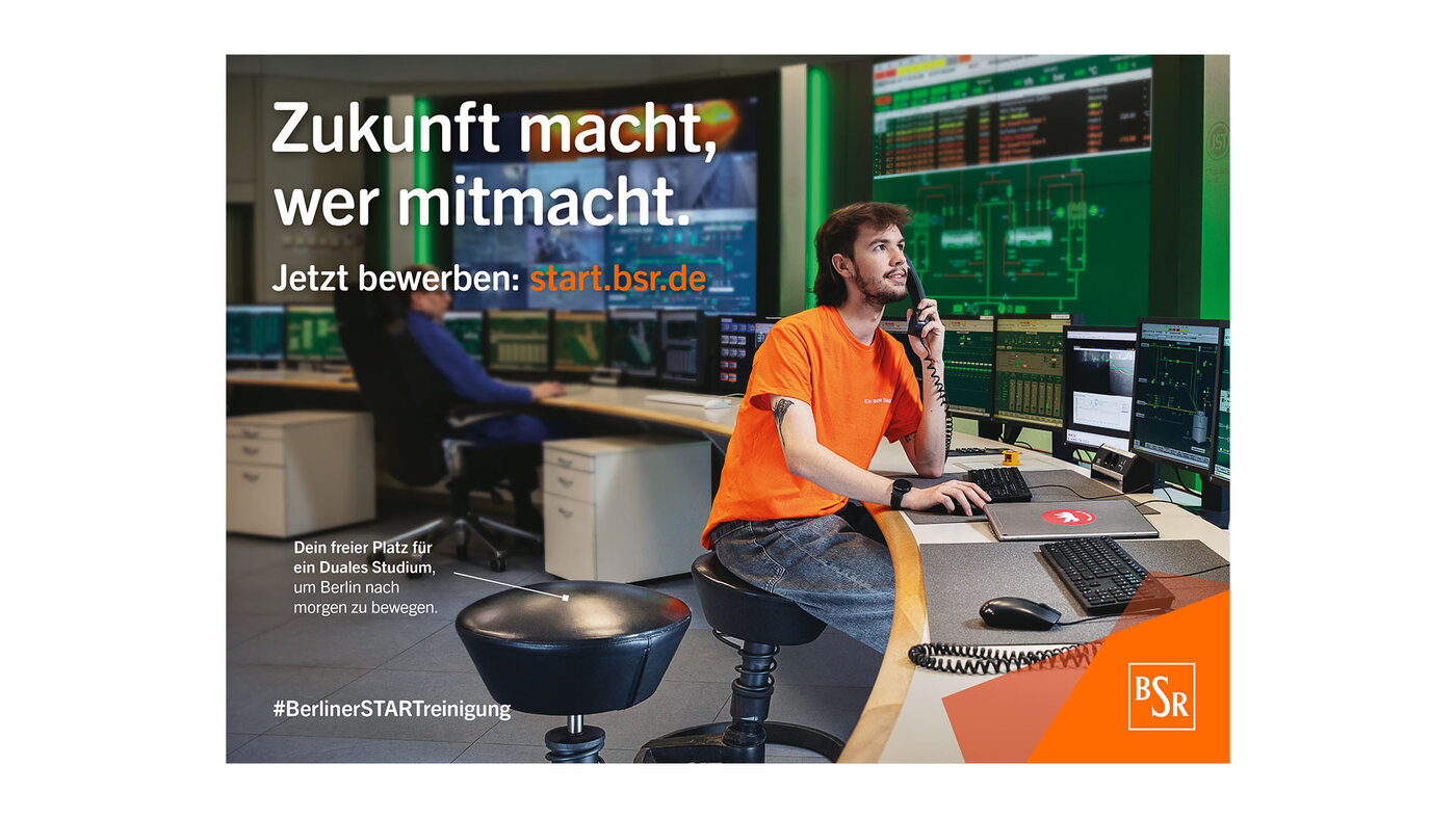 Ein junger Mann sitzt in einem Kontrollraum mit sehr vielen Bildschirmen. Er telefoniert und schaut prüfend auf einen Monitor. Das Bild bewirbt ein Duales Studium bei der BSR mit dem Slogan „Zukunft macht, wer mitmacht. Jetzt bewerben: start.bsr.de“.
