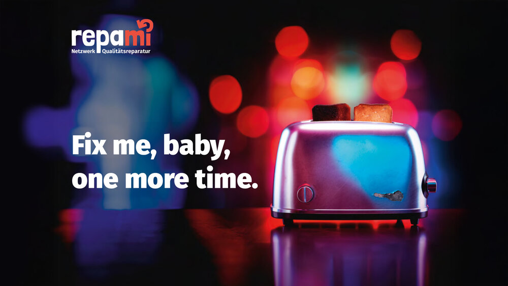 Ein gebrauchter Toaster mit zwei leicht gebräunten Toastscheiben. Im Hintergrund sind bunte Lichter. Im Vordergrund steht als Text „Fix me, baby, one more time.“ und das „repami“ Logo.