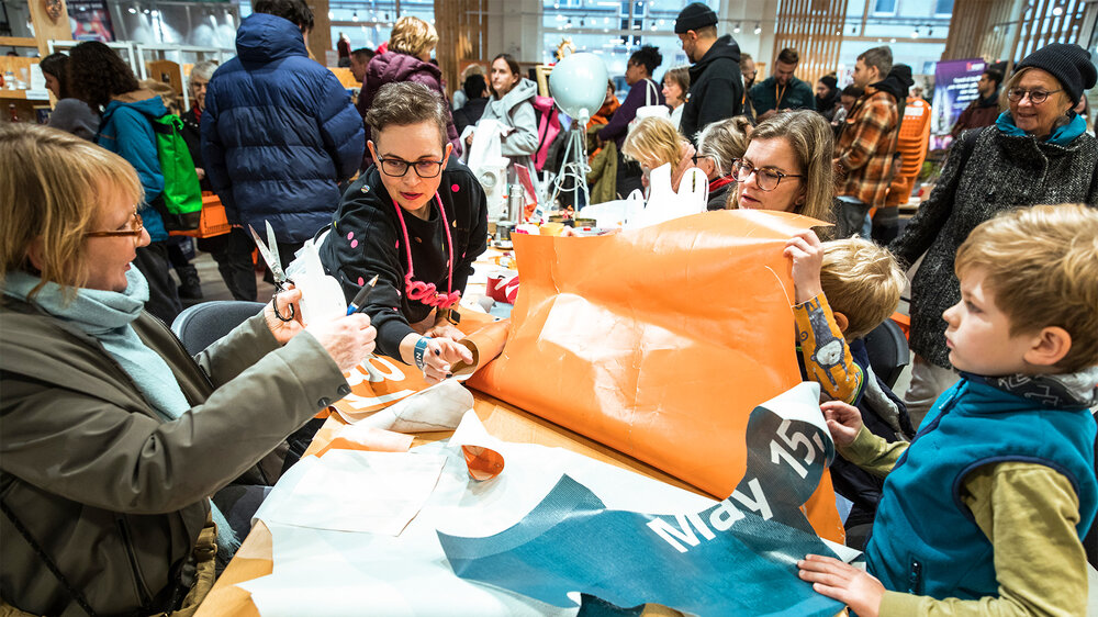 Besucher:innen gestalten gemeinsam Taschen in einem Workshop beim Zero Waste Future Festival