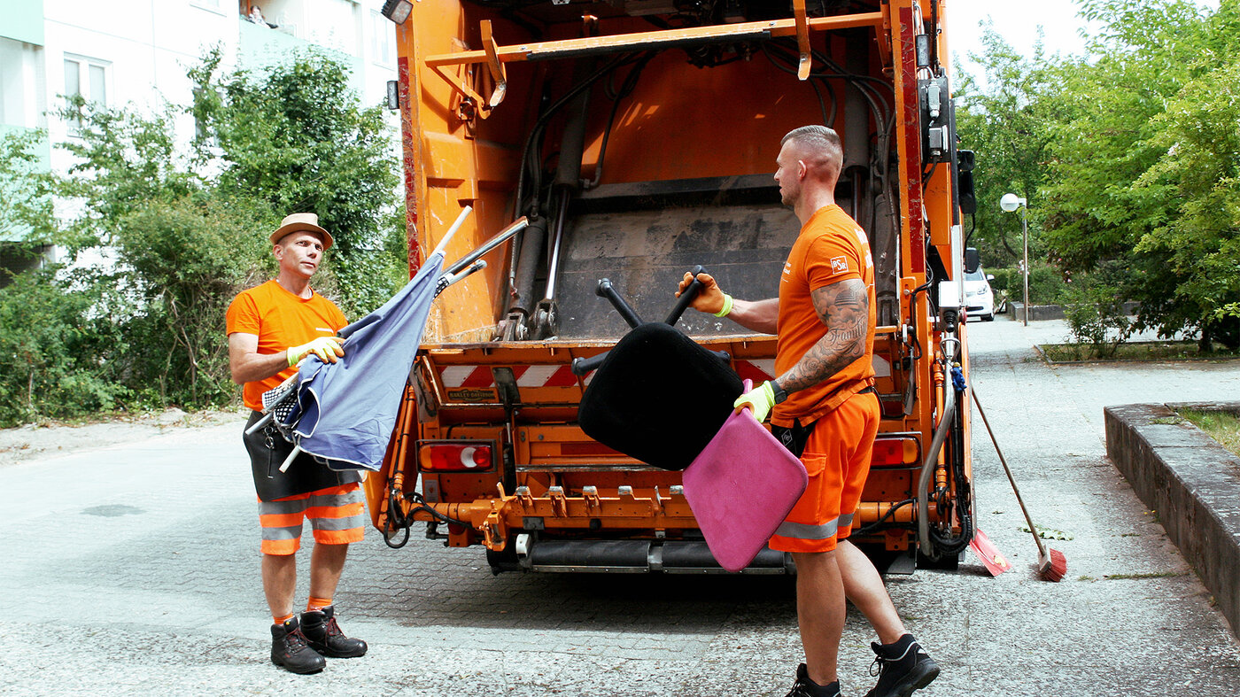 BSR-Mitarbeitende transportieren Sperrmüll zur Entsorgung bei einem Kieztag