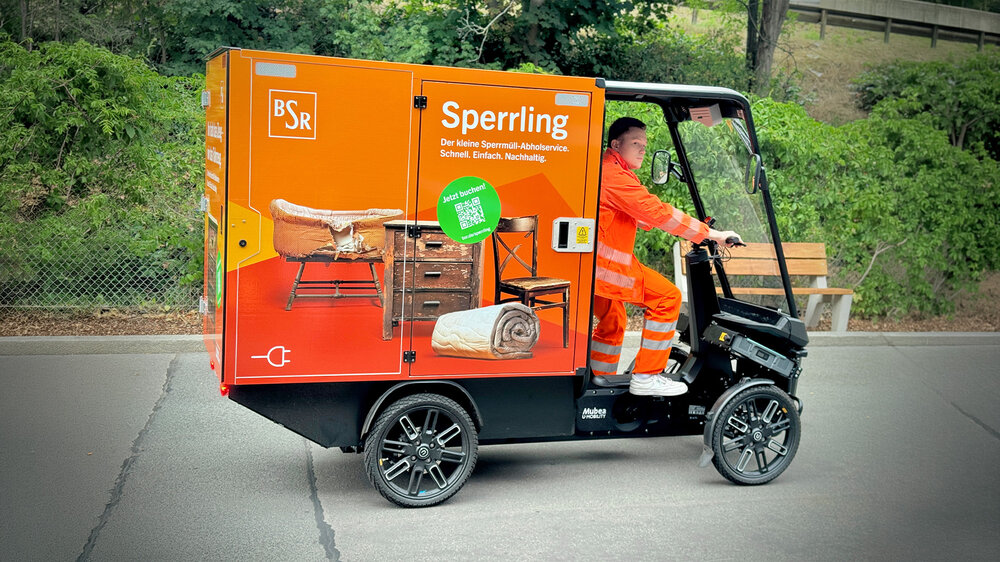 BSR-Mitarbeiter fährt ein E-Lastenrad zur Abholung von Sperrmüll im Rahmen des Projekts Sperrling