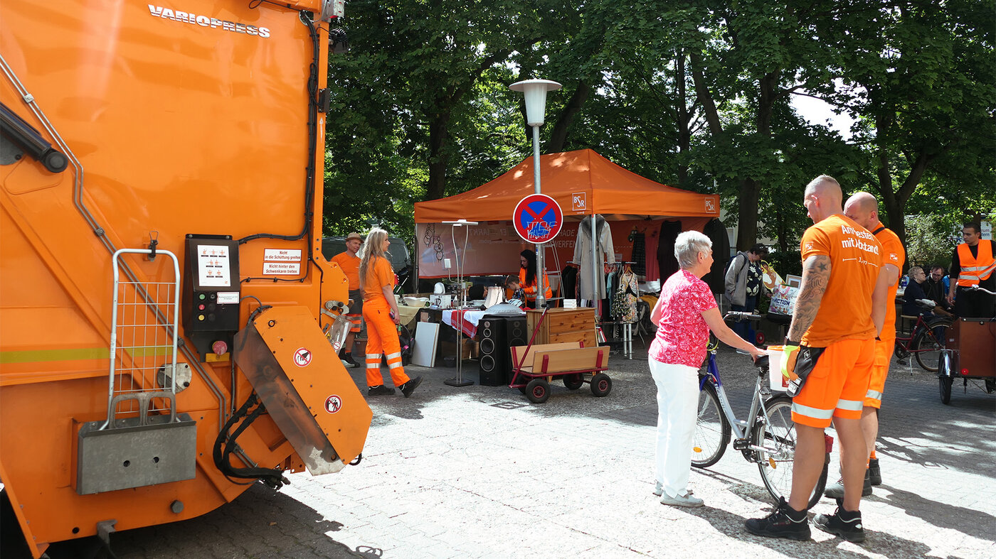 BSR-Mitarbeitende und Besucher kommen beim Kieztag ins Gespräch