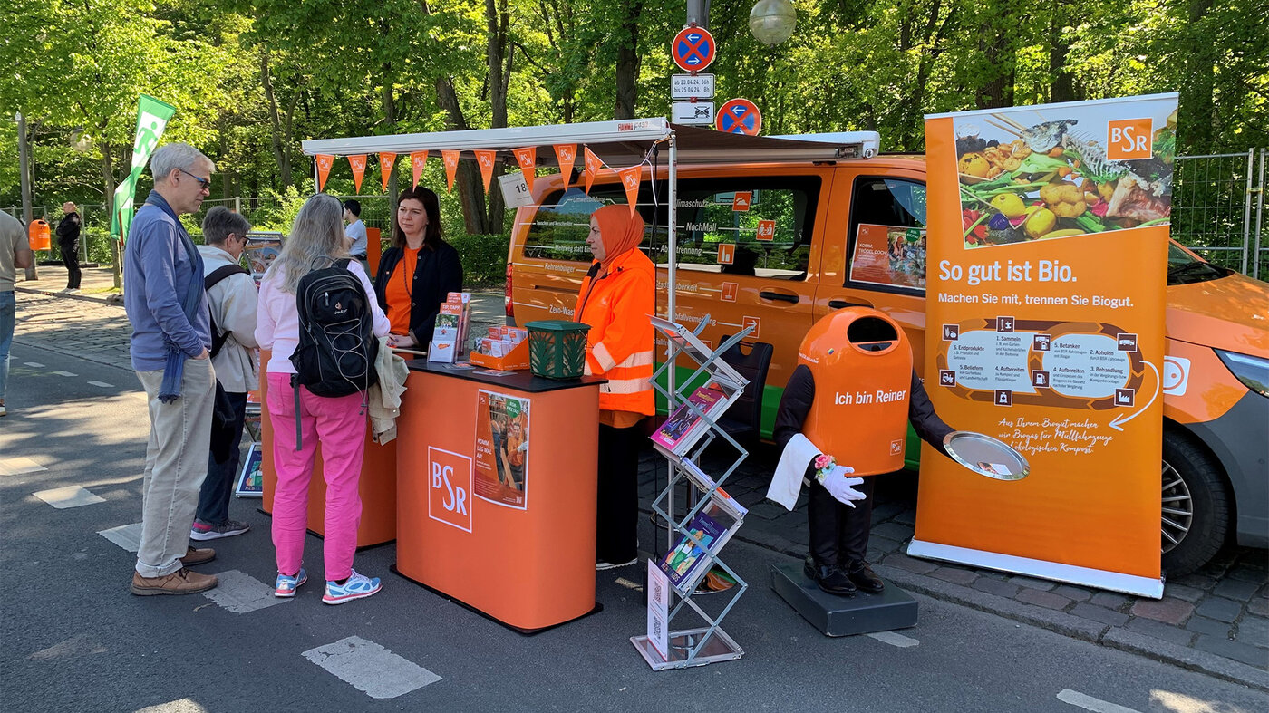 Besucher:innen informieren sich an einem BSR-Stand zur Abfalltrennung beim Umweltfestival
