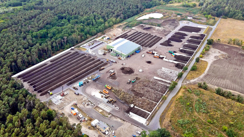 Luftaufnahme des Biomassezentrums Hennickendorf mit Rottemieten, Betriebsflächen und Maschinen zur Kompostierung von Bioabfällen 