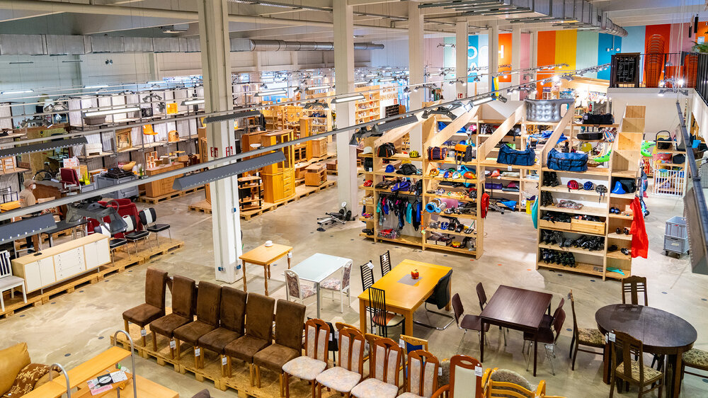 Blick in das Gebrauchtwarenkaufhaus NochMall mit Möbeln, Kleidung und weiteren Secondhand-Artikeln