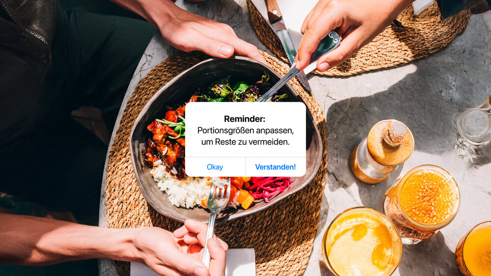 Motiv zur Vermeidung von Lebensmittelverschwendung mit Hinweis, Portionsgrößen besser zu planen.