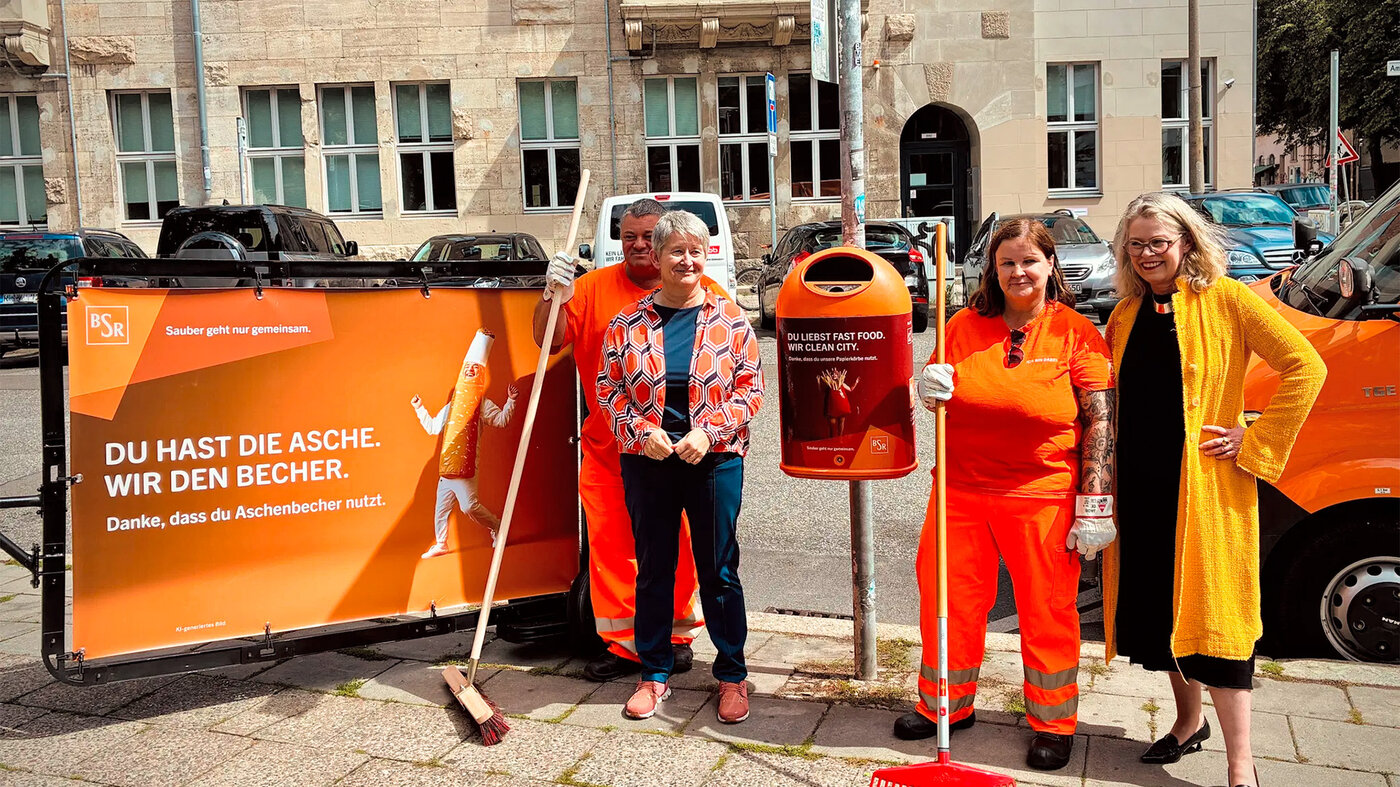 Pressefoto zum Start der BSR-Sauberkeitskampagne mit Kampagnenplakat und Abfallbehälter im Stadtraum 