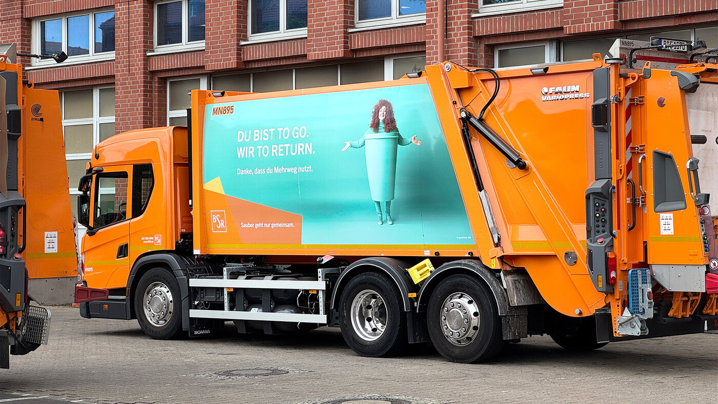 BSR-Müllfahrzeug mit großflächigem Motiv der Sauberkeitskampagne