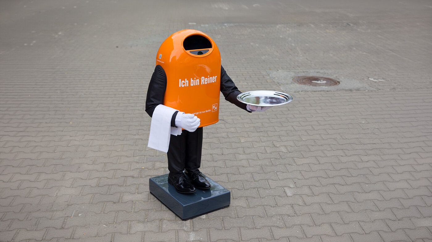 Papierkorb-Roboter „Reiner“ mit Tablett im Einsatz für die BSR-Sauberkeitskampagne