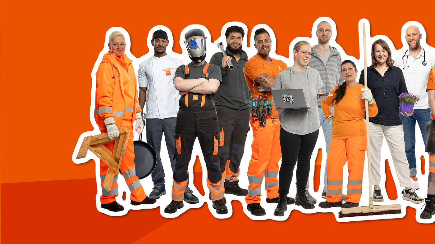 BSR-Beschäftigte aus verschiedenen Berufsfeldern stehen mit Arbeitsmitteln vor orangefarbenem Hintergrund