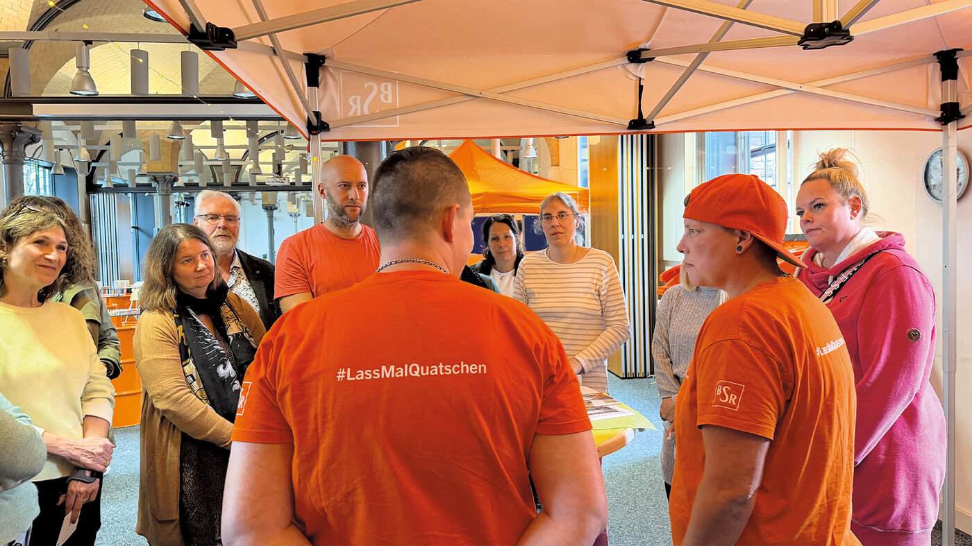 Teilnehmende der BSR-Gleichstellungskonferenz stehen im Austausch an einem Infostand