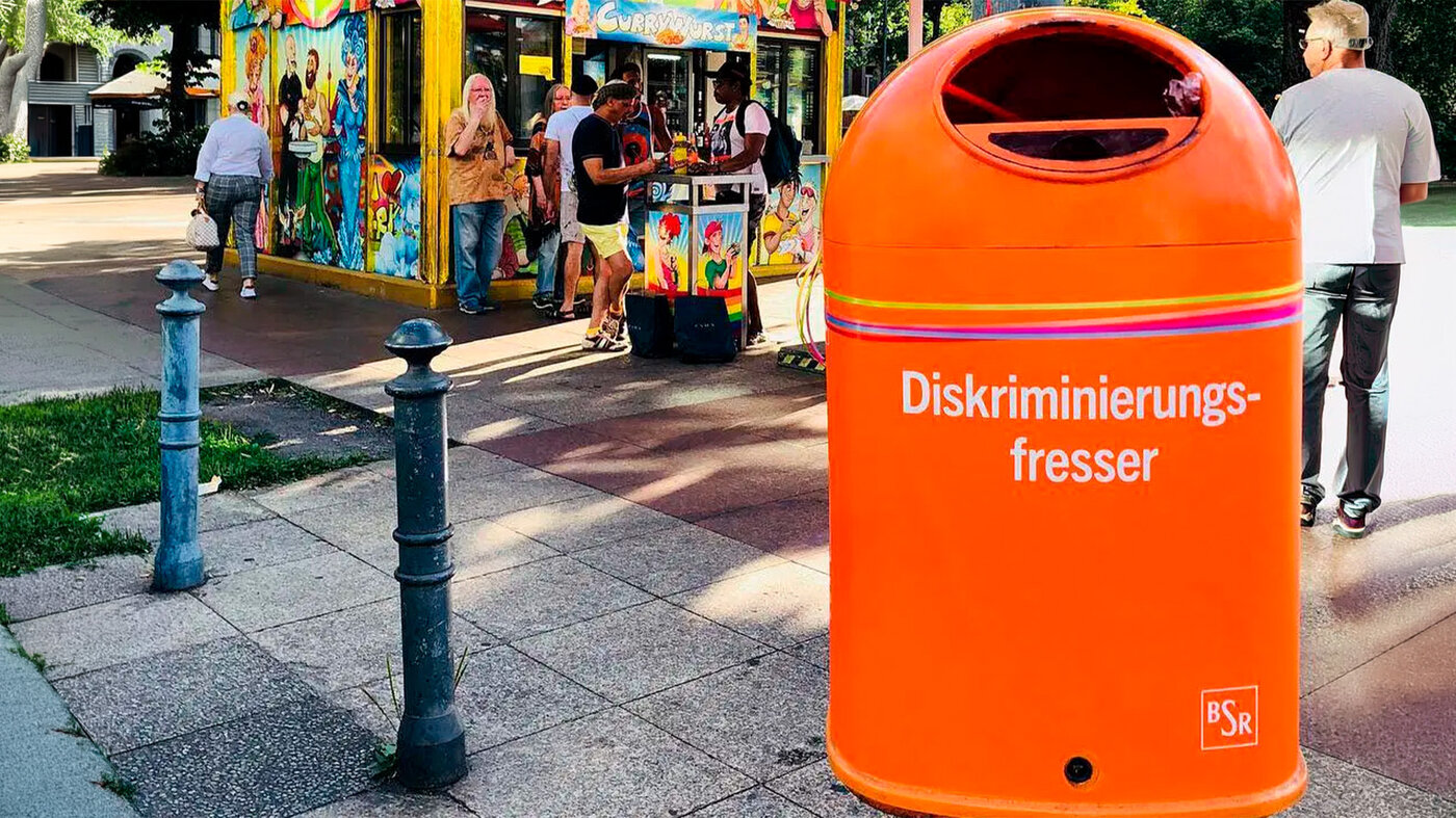 BSR-Papierkorb mit Regenbogenstreifen und der Aufschrift „Diskriminierungsfresser“