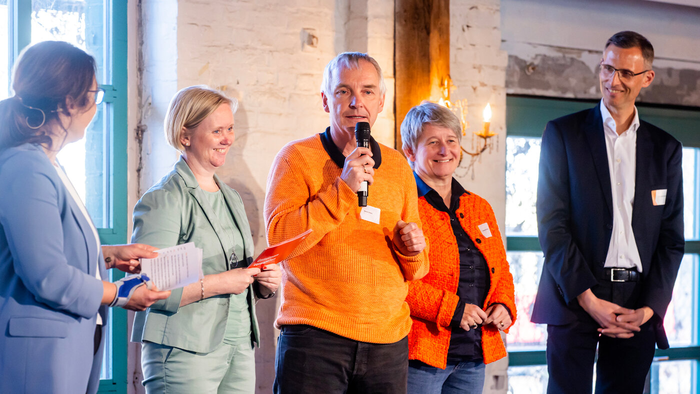Podiumssituation bei einer BSR-Veranstaltung, bei der Führungskräfte und Beschäftigte über Veränderung und Zusammenarbeit sprechen
